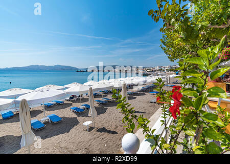 Panoramatic View von Sonnenliegen und Sonnenschirme am Strand Haraki (Rhodos, Griechenland) Stockfoto