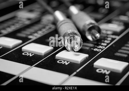 Analog Audio Instrument Führen/Kabelanschluss auf Digital Mixing Console Stockfoto