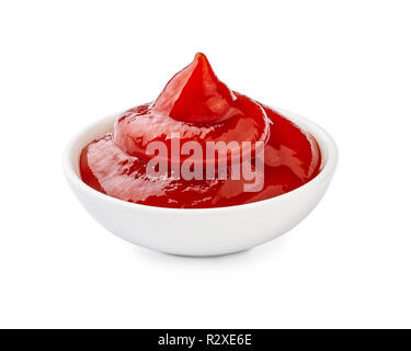 Ketchup in Schüssel isoliert auf weißem Hintergrund. Stockfoto