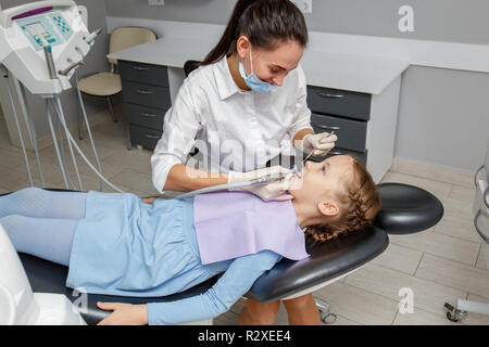 Kind, Mädchen in professionelle Zahnreinigung, polieren oder in der Zahnarztpraxis Stockfoto