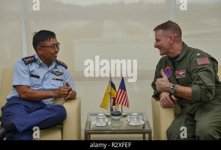 RIMBA AIR BASE, Brunei (Nov. 14, 2018) - Hintere Adm. Joey Tynch, rechts, Commander Task Force 73, Besuche mit Oberst Abdul Rahman, der Kommandant der Royal Brunei Air Force, bei der während der Zusammenarbeit flott Bereitschaft und Weiterbildung (Karat) Brunei 2018. CARAT Brunei 2018 markiert den 24. Iteration der maritime Übung Serie und spiegelt die wachsende Beziehung zwischen den USA und Royal Brunei Marine zu bilateralen und multilateralen Übungen in kooperativer Sicherheit im Seeverkehr, die Sicherheit, Stabilität und Wohlstand weiter ausbauen. Stockfoto