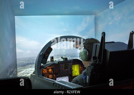 Ein US Air Force Flugschüler Kontrollen Instrumente beim Fliegen in einem T-38 C Talon Flight Simulator an November 8. auf Joint Base San Antonio - Randolph. Simulatoren spielen eine wichtige Rolle bei der Einführung in die Fighter Grundlagen und Pilotenausbildung. Stockfoto
