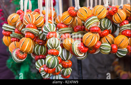 Duftende Gewürzfrüchte auf dem Gloucester Quays Victorian Christmas Market, Gloucester, Gloucestershire im November Stockfoto