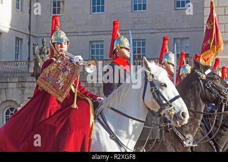 London, Westminster. Ein trompeter der Royal Horse Guards klingende ein Anruf während der Wachwechsel Zeremonie auf Horse Guards Parade. Stockfoto