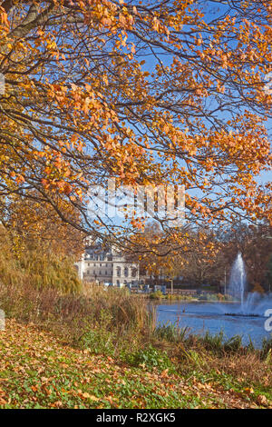 London, Westminster. Herbst in St. James's Park, der See und Springbrunnen, und Horse Guards im Hintergrund. Stockfoto
