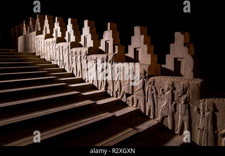 Relief des Menschen Der Achaemenian Empire steigen Sie die Treppe Persepolis, Iran. Stockfoto