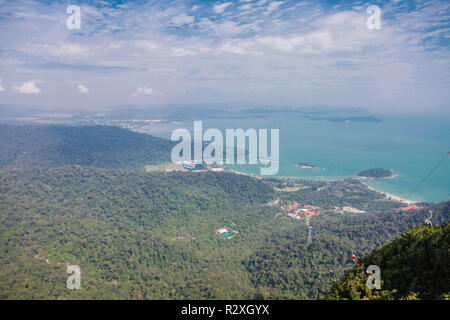 Die Insel Langkawi von oben Blick auf die Berge und das Meer. Stockfoto