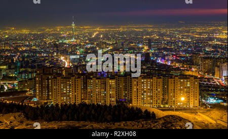 Milad Turm, auch bekannt als die Teheran Tower ist das 6.-höchsten Turm und der 24 Th - das höchste freistehende Bauwerk der Welt. Stockfoto