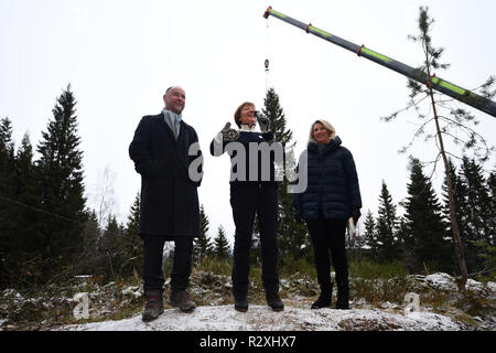 (Von links nach rechts) Britischer Botschafter in Norwegen Richard Holz, Herr Major von Westminster Ratsmitglied Lindsey Halle und Bürgermeister von Oslo Marianne Borgen Sprechen während der holzeinschlag Zeremonie, in Oslo, Norwegen. Stockfoto