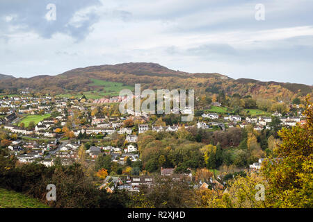 Hohe Blick durch die Bäume in der Stadt unten Conwy Berg Hügel im Herbst. Conwy, Conwy County, Wales, Großbritannien, Großbritannien Stockfoto