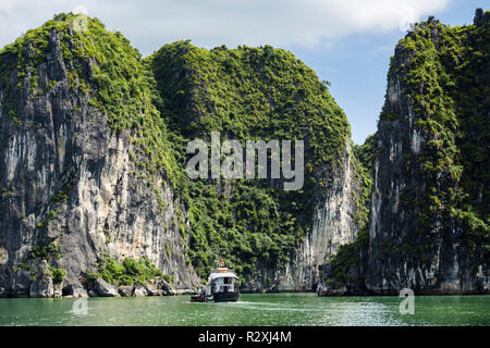 Ein Touristen Boot segelt zwischen steilen seitig Kalkstein Inseln in der Halong Bucht in das Südchinesische Meer. Ha Long, quảng Ninh, Vietnam, Asien Stockfoto