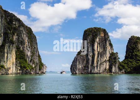 Ein Touristen junk Boot segelt zwischen steilen seitig Kalkstein Inseln in der Halong Bucht in das Südchinesische Meer. Ha Long, quảng Ninh, Vietnam, Asien Stockfoto