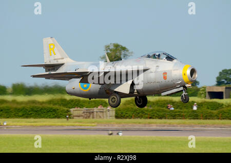 Saab 29 Tunnan, der den Spitznamen Flygande Tunnan (englisch: 'The Flying Barrel') des Historic Flight der schwedischen Luftwaffe trägt. Landung des Düsenjägers Stockfoto