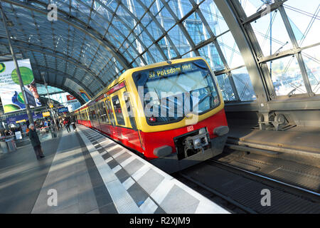 Berlin, Deutschland - Die moderne Berlin Hauptbahnhof Hauptbahnhof mit der S-Bahn Stockfoto