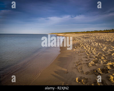 Langen, Leeren und Reinigen sand Stogi Strand in den Sonnenuntergang in der Nähe von Danzig, Polen mit dramatischen blauer Himmel Stockfoto