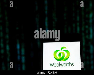 Woolworths Supermarkt Firmenlogo gesehen auf einem Smartphone angezeigt. Woolworth Supermärkten ist ein australischer Supermarkt/Lebensmittelkette, die im Besitz von Woolworths Limited. 1924 gegründet, Woolworths zusammen mit Coles formen ein duopol der Australischen Supermärkten, und auf sie entfallen rund 80 % des australischen Marktes. Stockfoto