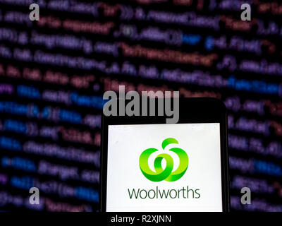 Woolworths Supermarkt Firmenlogo gesehen auf einem Smartphone angezeigt. Woolworth Supermärkten ist ein australischer Supermarkt/Lebensmittelkette, die im Besitz von Woolworths Limited. 1924 gegründet, Woolworths zusammen mit Coles formen ein duopol der Australischen Supermärkten, und auf sie entfallen rund 80 % des australischen Marktes. Stockfoto