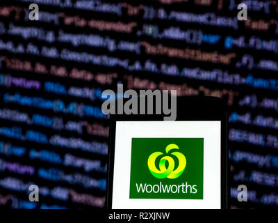 Woolworths Supermarkt Firmenlogo gesehen auf einem Smartphone angezeigt. Woolworth Supermärkten ist ein australischer Supermarkt/Lebensmittelkette, die im Besitz von Woolworths Limited. 1924 gegründet, Woolworths zusammen mit Coles formen ein duopol der Australischen Supermärkten, und auf sie entfallen rund 80 % des australischen Marktes. Stockfoto