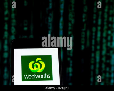 Woolworths Supermarkt Firmenlogo gesehen auf einem Smartphone angezeigt. Woolworth Supermärkten ist ein australischer Supermarkt/Lebensmittelkette, die im Besitz von Woolworths Limited. 1924 gegründet, Woolworths zusammen mit Coles formen ein duopol der Australischen Supermärkten, und auf sie entfallen rund 80 % des australischen Marktes. Stockfoto