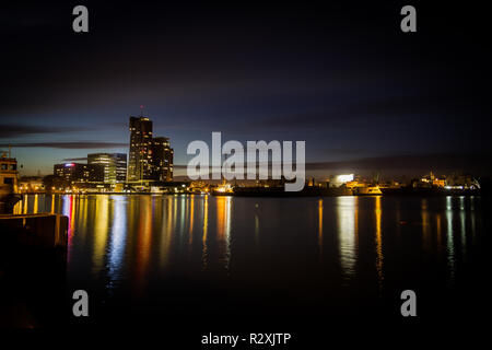 Modernes hohes Gebäude in Sopot Hafen in der Nacht mit vielen bunten Reflexion über Wasser, Gdyna, Polen Stockfoto