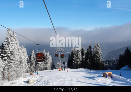 Jasna, Slowakei - Januar 25, 2017: Blick auf die Skipiste, Gondelbahn und niedrige Wolken im Skigebiet Jasna Niedere Tatra, Slowakei. Stockfoto