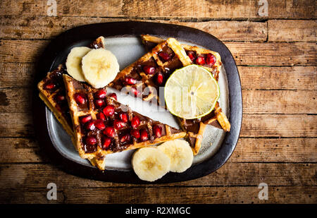 Selbstgemachte Waffeln serviert mit verschiedenen Früchten Draufsicht Stockfoto