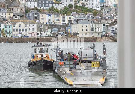 Fußgänger und Fahrzeuge der unteren Fähre und Schlepper Boot auf dem Fluss Dart zwischen Dartmouth und Kingswear, Devon, England. Stockfoto