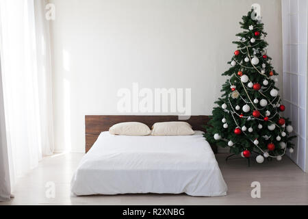 Weihnachten Dekor Schlafzimmer mit einem neuen Jahr Baum Urlaub Geschenke Stockfoto