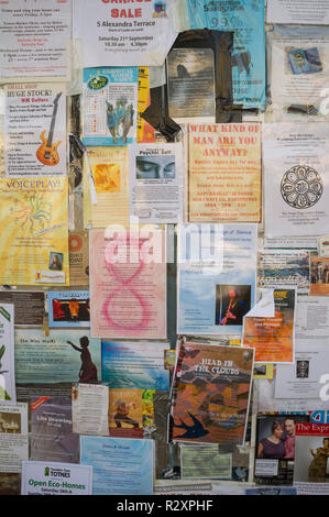 Alternative Aktivitäten und neuen Alter Therapien auf einem Aushang in Totnes Devon Stockfoto