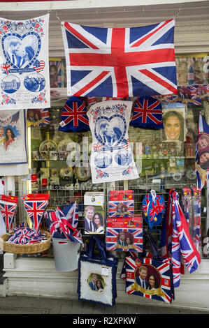 Königliche Hochzeit Andenken und Souvenirs in einem Souvenirshop für die königliche Hochzeit von Prinz Harry und Meghan Markle, Windsor, Berkshire Stockfoto