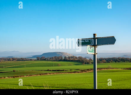 Blick über die Felder von Garleton hills Traprain Gesetz mit öffentlichen Fußweg unterzeichnen und Richtungen, East Lothian, Schottland, Großbritannien Stockfoto