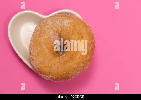 Zucker überzogen Donut in Herzform Teller Stockfoto