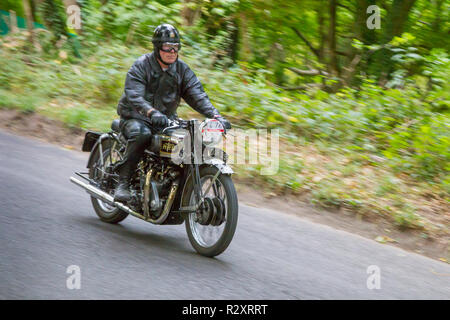 Ein Vintage-Motorrad der Vincent HRD Series A Rapide aus dem Jahr 1938 besteigt den Hügel beim jährlichen Kop Hill Climb in Buckinghamshire Stockfoto