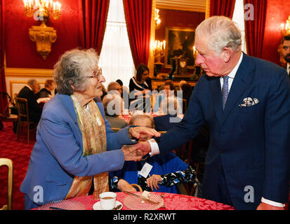 Der Prinz von Wales trifft Gast Dr. Elizabeth Rosenthal, bei einem Empfang für die Vereinigung der jüdischen Flüchtlinge in London, in dem der 80. Jahrestag der Kindertransport. Stockfoto