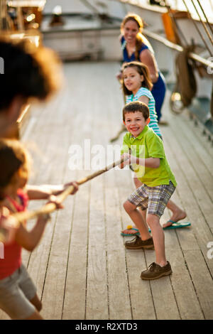 Familie spielen Tauziehen auf Schiff deck. Stockfoto