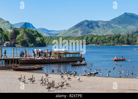 Lake District in Großbritannien Keswick Derwent Water Menschen immer auf der Fähre an der Anlegestelle Keswick Cumbria Lake District National Park England UK GB Europa Stockfoto