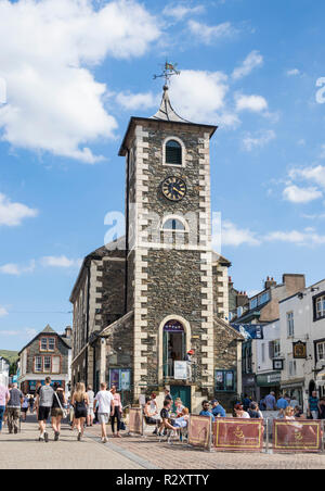 Lake District in Großbritannien Keswick, Lake District Die Moot Hall Touristeninformation in Keswick Stadtzentrum Lake District, Cumbria England GB UK EU Europa Stockfoto