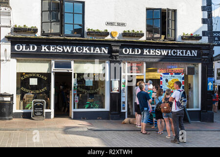 Lake District in Großbritannien Keswick, Lake District die Alte Keswickian Fisch und Chip shop Imbiss und Cafe Main street Keswick Cumbria England GB UK Europa Stockfoto