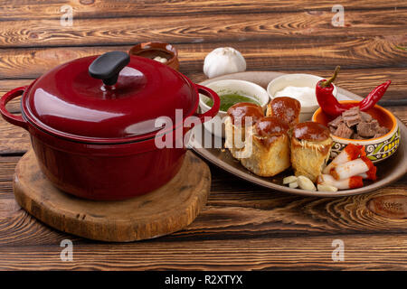 Traditionelle ukrainische Borscht. Borscht pan. Borsch frische Ukrainischen rot. Vollständige Schwenk von köstlichen rot Borschtsch. Traditionelle ukrainische Küche, mit Fett, Fleisch Stockfoto