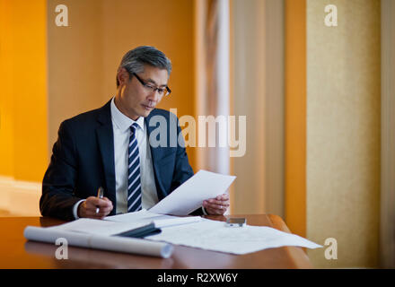 Unternehmer, die im Büro arbeiten. Stockfoto