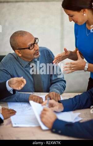 Geschäftsleute blueprints diskutieren. Stockfoto