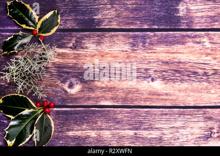 Weihnachten Holly und roten Beeren Hintergrund mit Holly und roten Beeren Schuß von oben für Kopie und Platz für Text Stockfoto