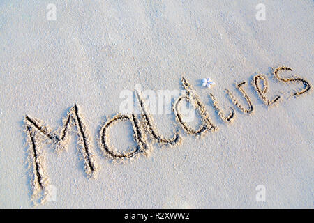 Malediven Text schreiben in den weißen Sand, sieht 3D-Textur Hintergrund und kopieren Raum Stockfoto
