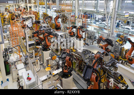 Körper von Auto auf Förderband Ansicht von oben. Moderne Montage der Autos an der Anlage. Die automatisierten Build-Prozess der Karosserie Stockfoto