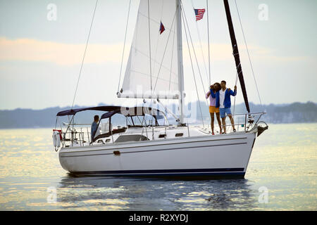 Glückliches junges Paar stehend auf dem Deck des Bootes. Stockfoto