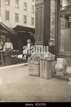 Lena Lochiavo - 11 Jahre alt, Korb (und Brezel) Verkäufer, auf die Sixth Street Markt vor der Limousine Eingang, Cincinnati, Ohio. Stand: August 1908. Maße: Blatt: 17,7 x 11,8 cm (6 15/16 x 4 5/8 in.) Bild: 16,9 × 11,8 cm (6 5/8 x 4 5/8 in.). Medium: silbergelatineabzug. Museum: Nationalgalerie, Washington DC. Autor: Lewis Hine. Stockfoto