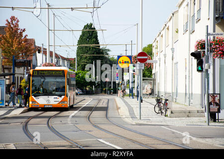 Straßenbahn Starten und Stoppen für Sende- und Passagiere Deutsche und ausländische Reisende im Bahnhof in Sandhausen Dorf erhalten am 25. August 2017 in Er Stockfoto