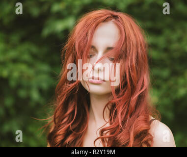 Portrait von attraktiven rothaarigen Jungen Frau mit blauen Augen. Stockfoto