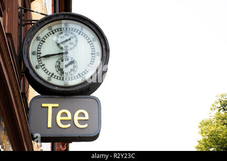Classic Retro Vintage Metall Uhr hängen an der Vorderseite des Gebäudes bei der Heidelberger Markt oder Marktplatz am 25. August 2017 in Heidelberg, Deutschland Stockfoto