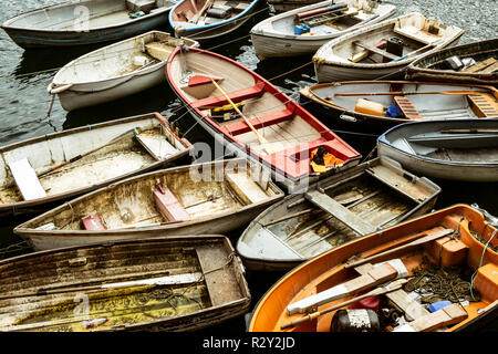 Kleine hölzerne Ruderboote günstig auf langen Linien in einem Hafen, zusammen verpackt werden. Stockfoto